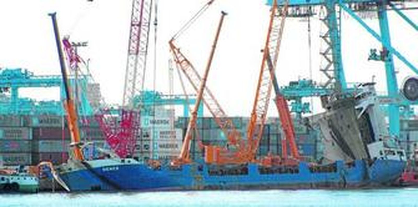 Imagen de las operaciones que se llevaron a cabo ayer, pudiéndose apreciar el estado del barco a última hora de la tarde.