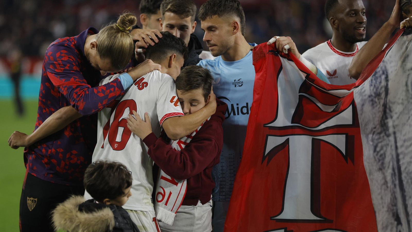 Jesús Navas abraza a sus hijos.