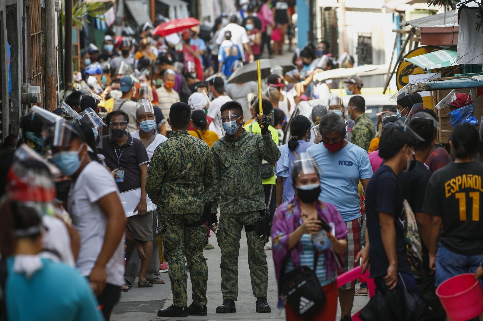 Un hombre muere en Filipinas tras ser obligado a hacer 300 sentadillas por saltarse el toque de queda