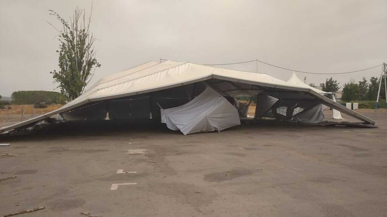 Imagen de la carpa municipal de las fiestas de Santa Fe después de sufrir el vendaval