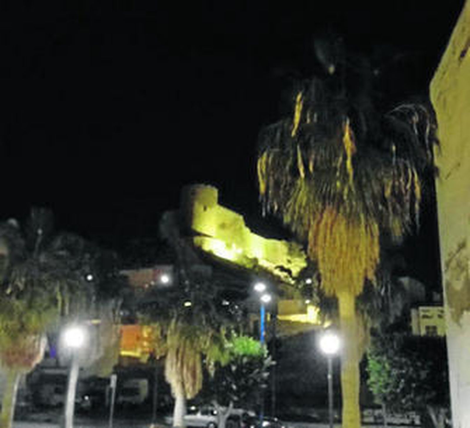 La Alcazaba sin luz, el barrio tampoco, su escasez comienza a ser un problema.