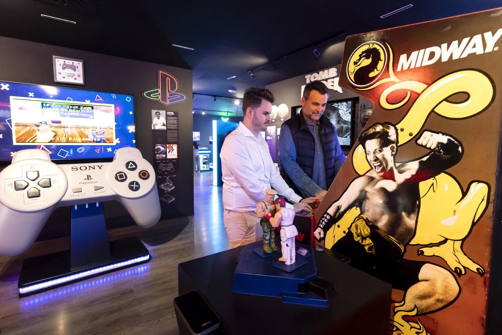 El director general de la empresa Kaiju Entertainment, Javier Ramos (a la derecha), impulsora del proyecto, juega a un videojuego en OXO.