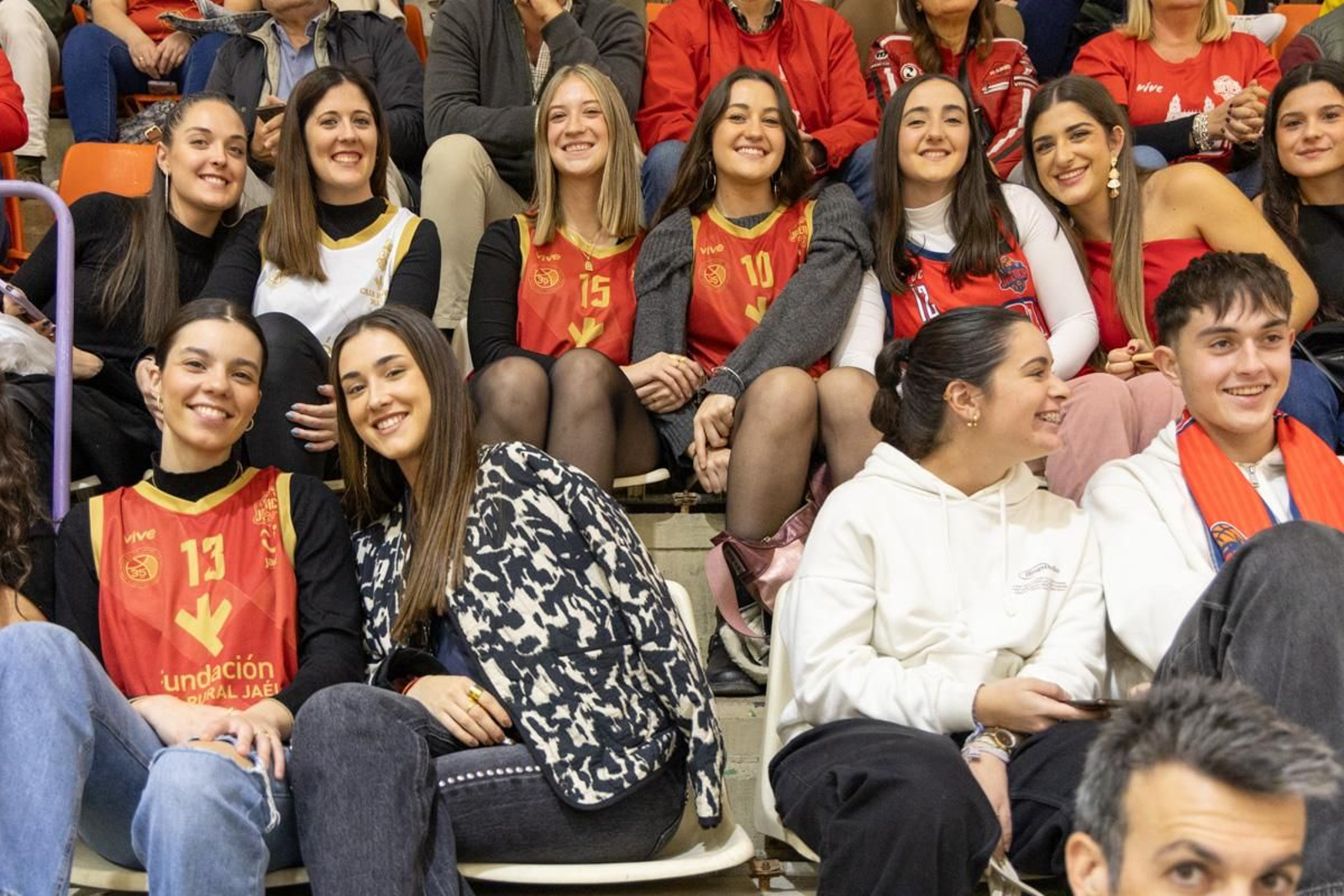 La Salobreja vibra con el derbi de la capital entre Jaén CB y Jaén FS, en imágenes