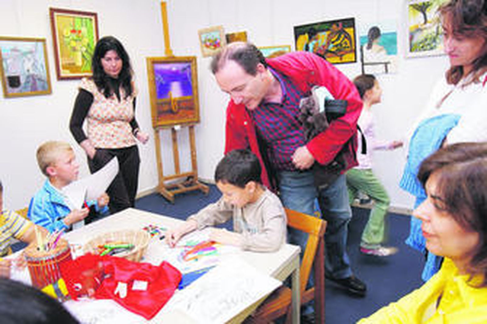 Un grupo de niños, en el taller de artes plásticas.