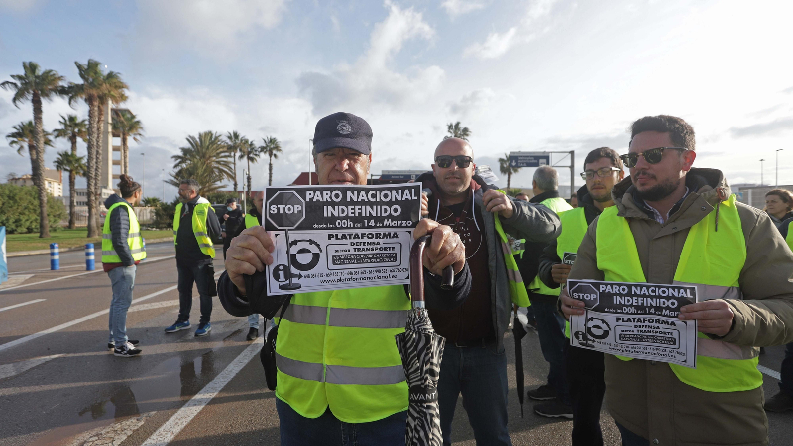 Fotos de la concentración de los camioneros en el acceso sur del puerto de Algeciras