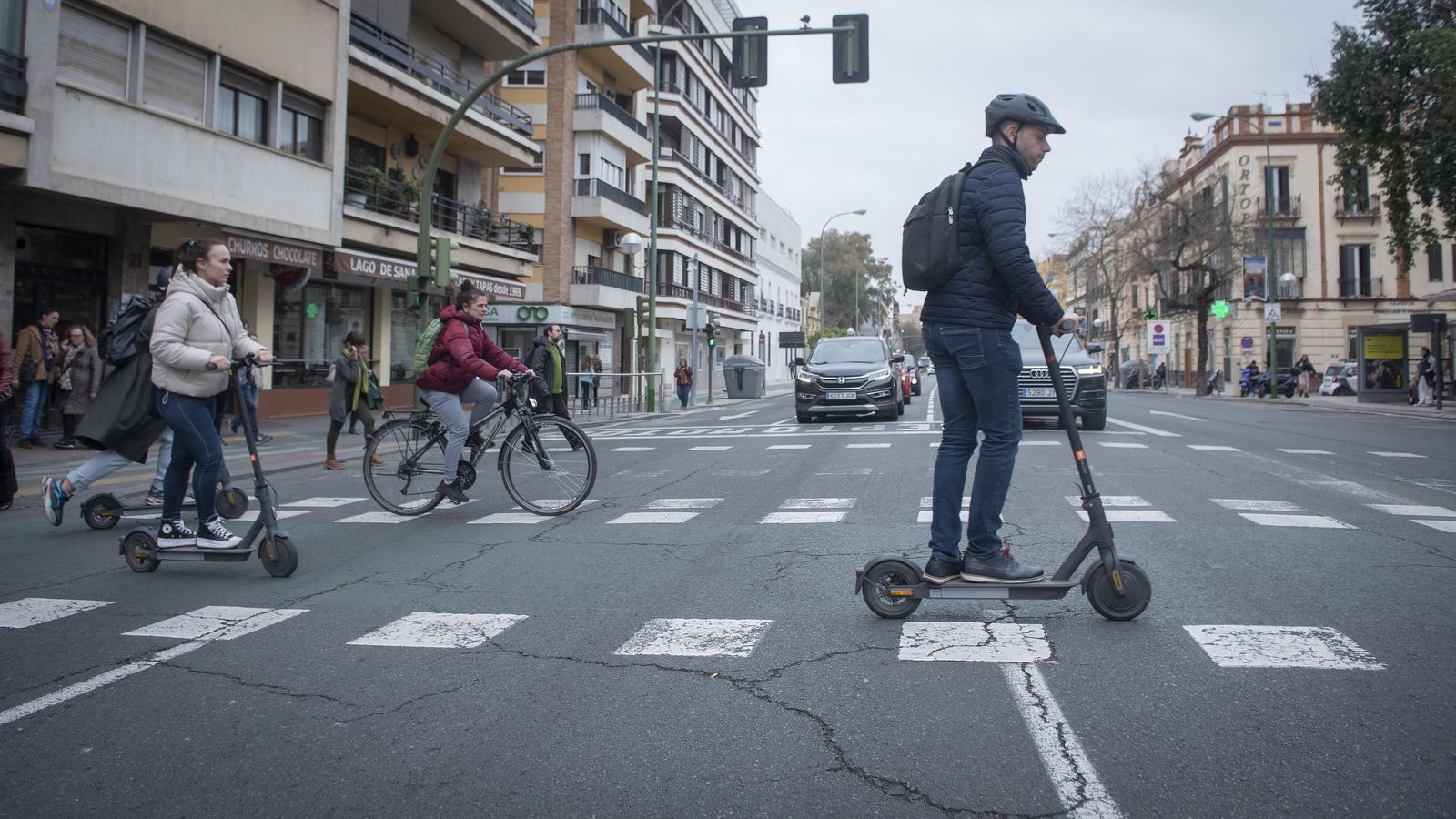 Usuarios en patinete circulando por la Ronda Histórica.