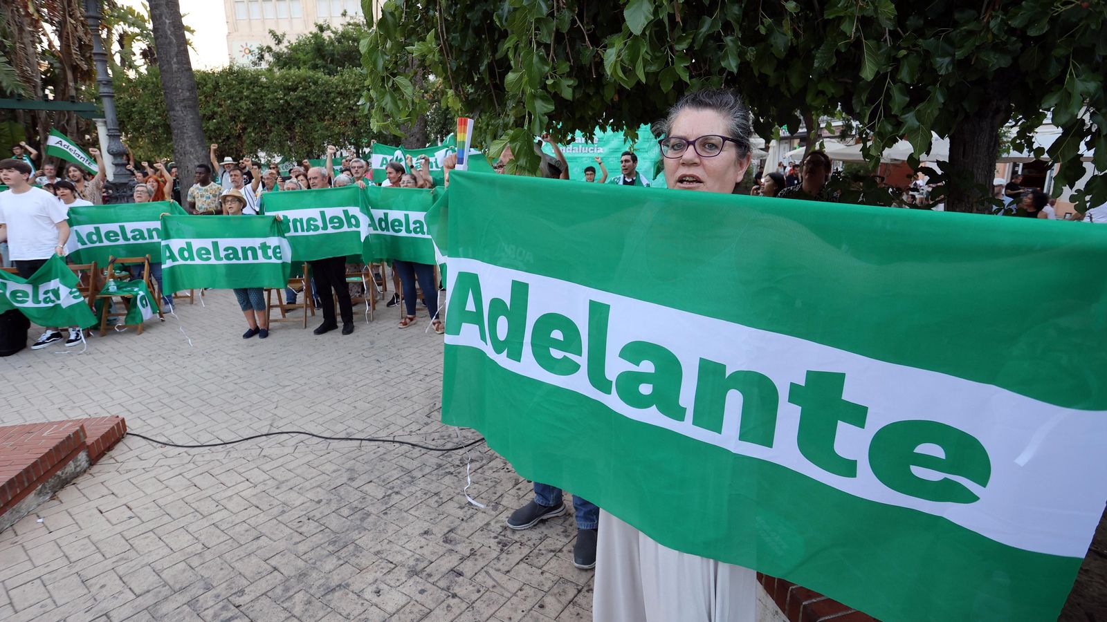 Asistentes portando banderas de Andalucía.