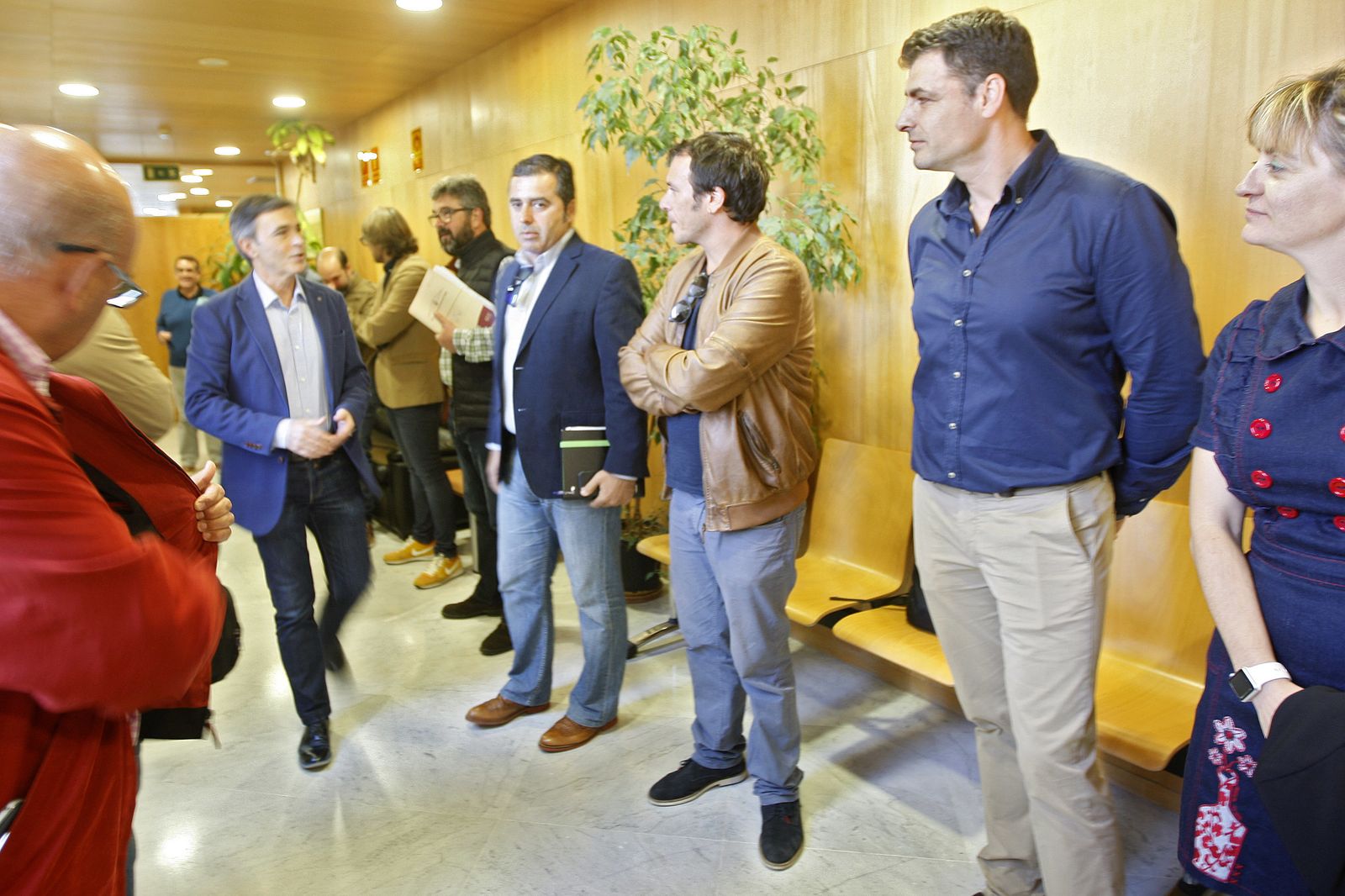 El delegado de Medio Ambiente, Ángel Acuña, y el alcalde de Cádiz, José María González 'Kichi', departen antes de una reunión sobre chiringuitos.