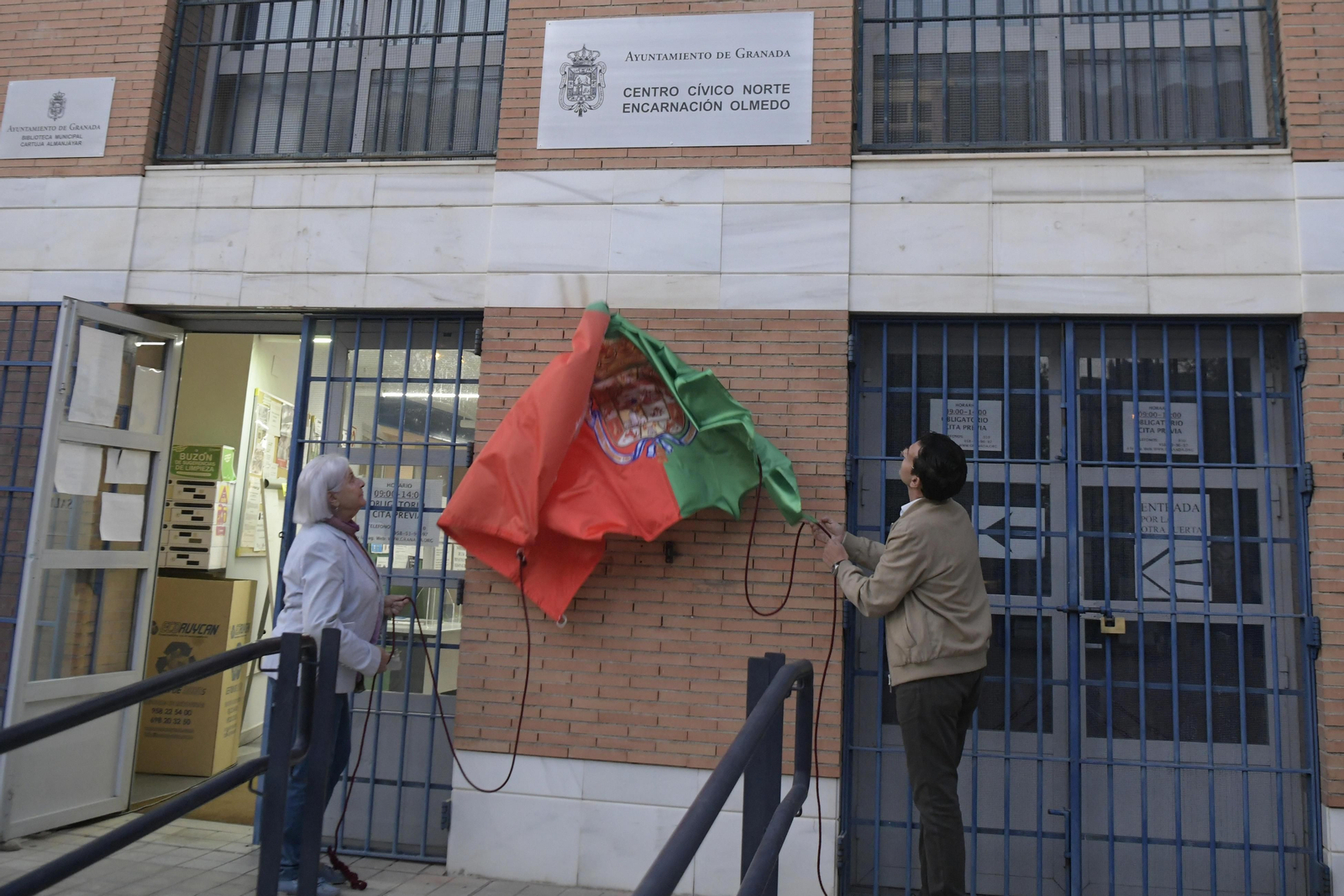 Cuenca descubre la placa conmemorativa del centro cívico.