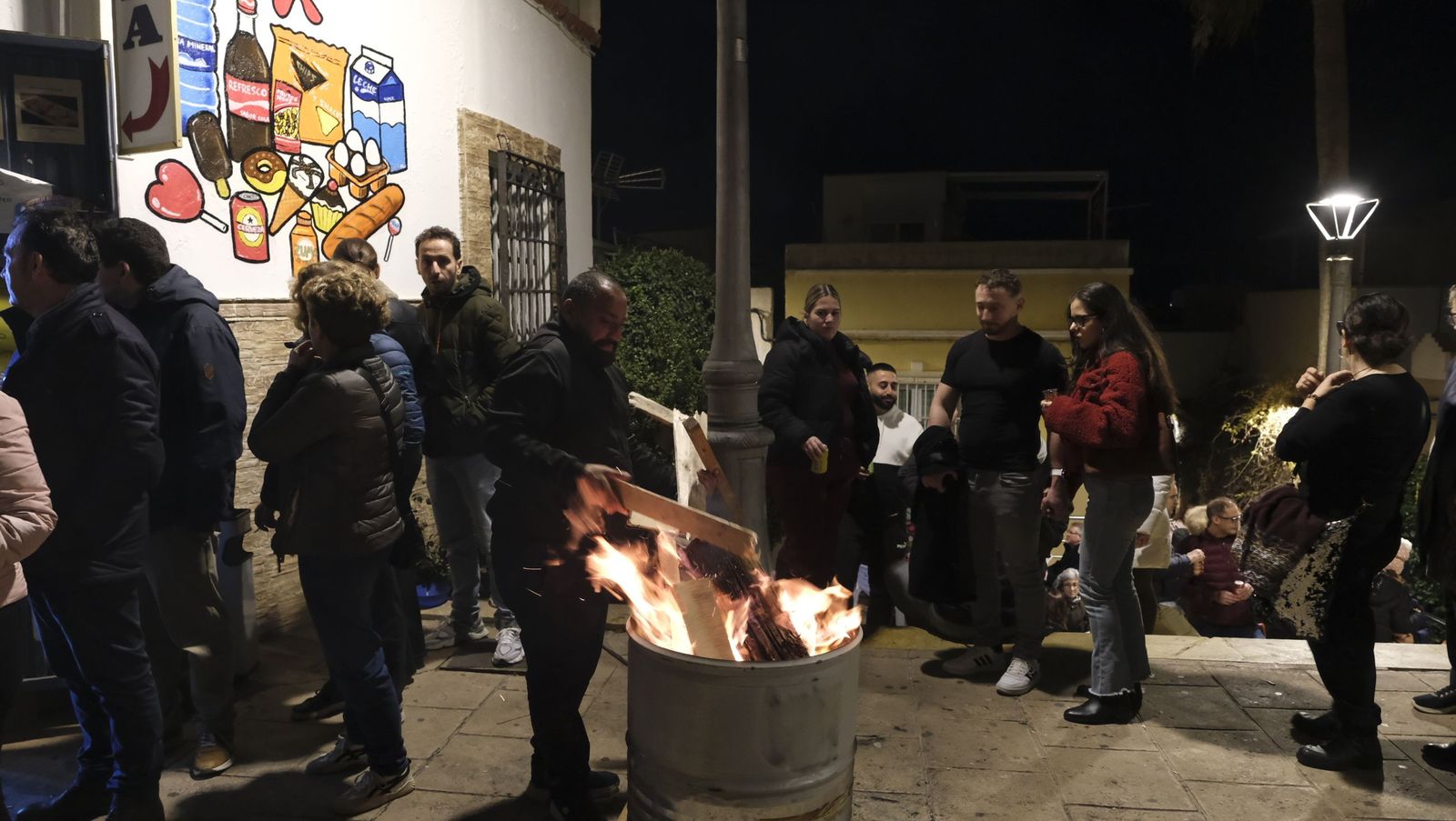 Las Hogueras de San Antón del casco histórico de Almería, en imágenes