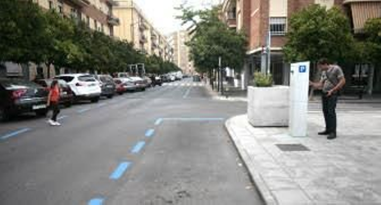 Estacionamiento en zona azul en el barrio de Bami, con el hospital al fondo. / Juan Carlos Muñoz