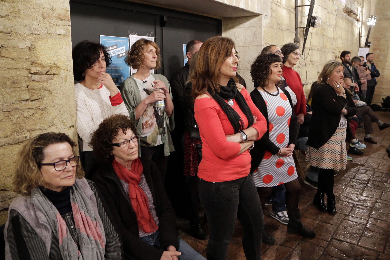 La alcaldable de Ganemos Jerez, Kika González, junto a otros integrantes de la lista. La alcaldable de Ganemos Jerez, Kika González, junto a otros integrantes de la lista.