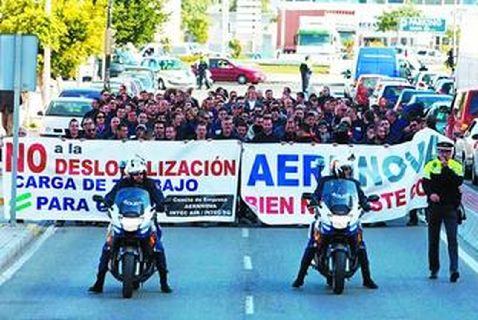 Los trabajadores de Intec-Air, ayer durante su protesta por las calles de Cádiz.