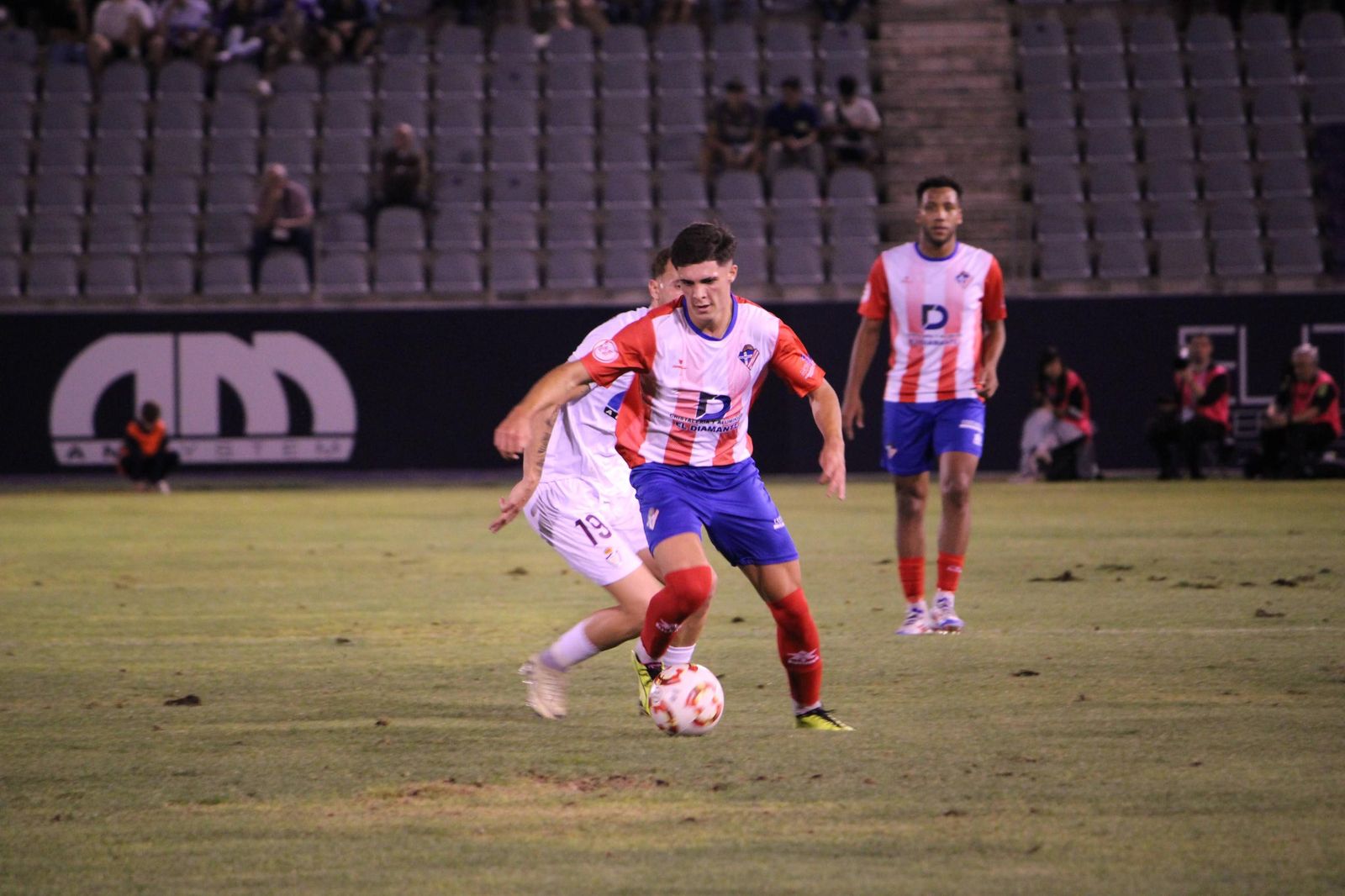 Un jugador del conjunto almeriense avanza con el balón durante el encuentro frente al Real Jaén de la pasada jornada.