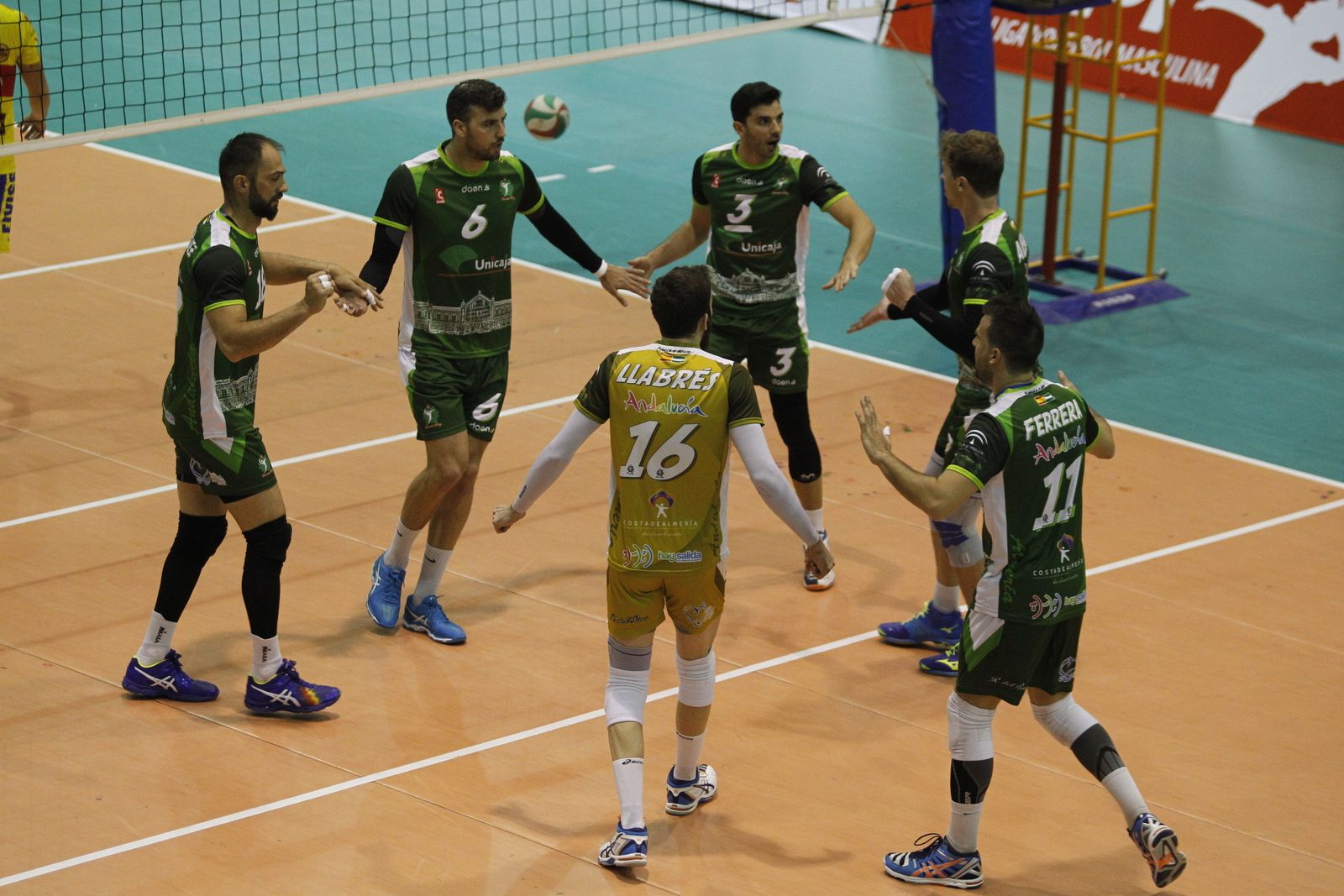 Llabres, con el 16 a la espalda, celebrando un punto en recepción de Unicaja Almería la pasada temporada.