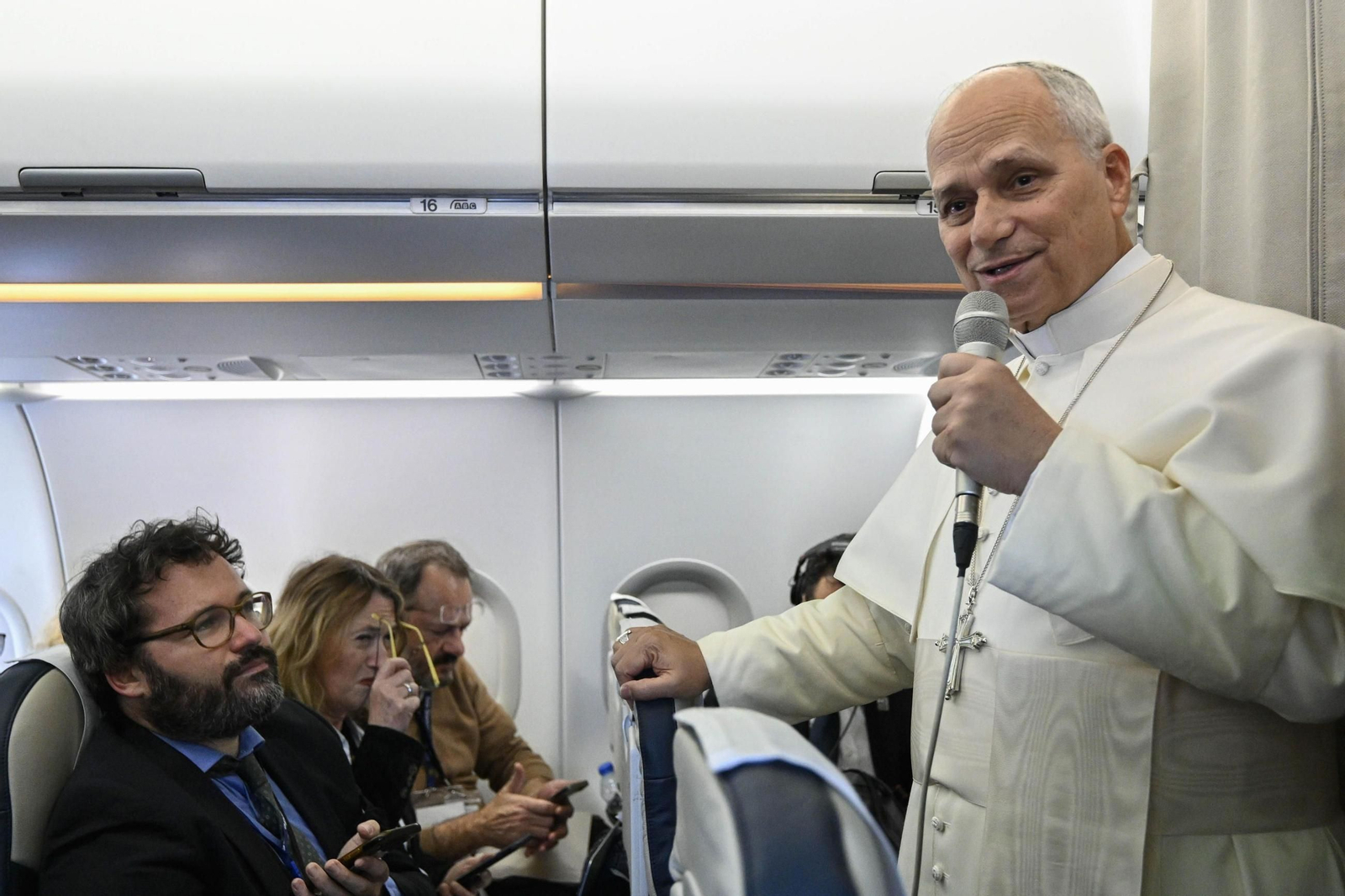 El papa León XIV se dirige a los periodistas que lo acompañan en el avión de regreso a Roma. El papa León XIV se dirige a los periodistas que lo acompañan en el avión de regreso a Roma.