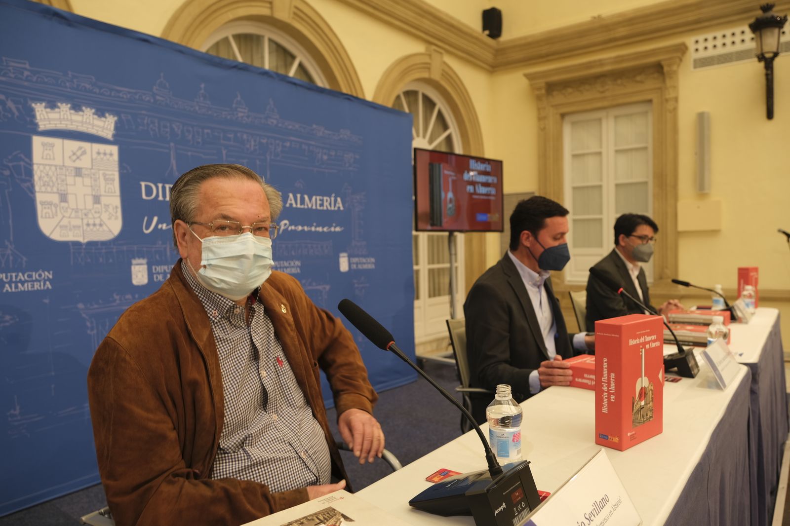 Javier A. García junto a Manuel Guzmán y Antonio Sevillano presentando la historia del flamenco de Almería.