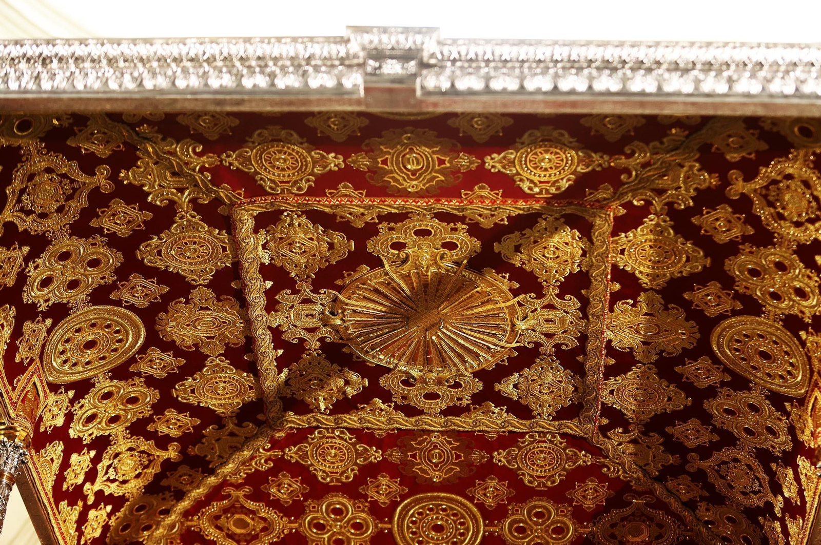 Imágenes de la Virgen del Rocío y sus nuevas andas