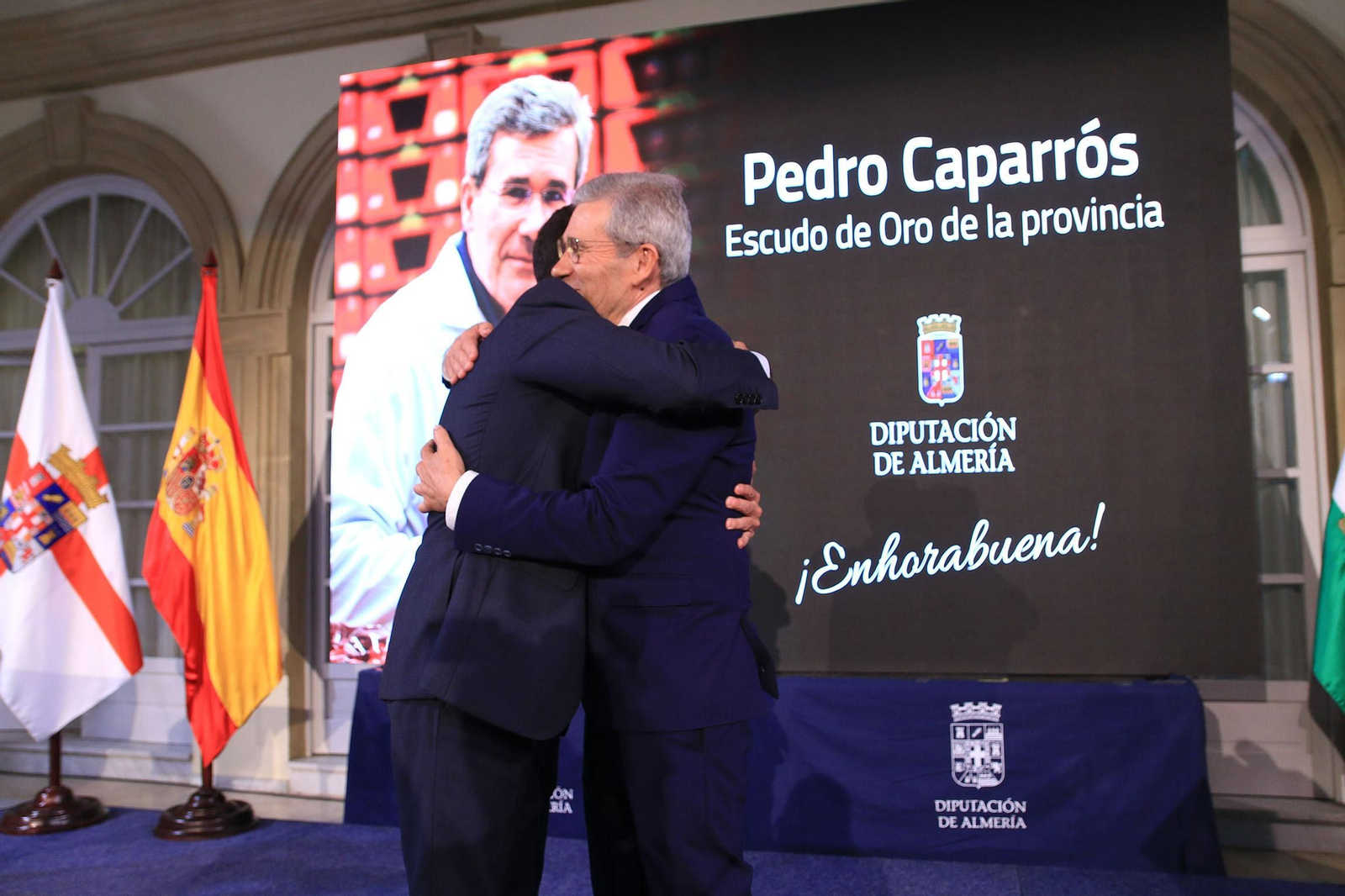 La diputación impone el Escudo de la Provincia a Pedro Caparrós