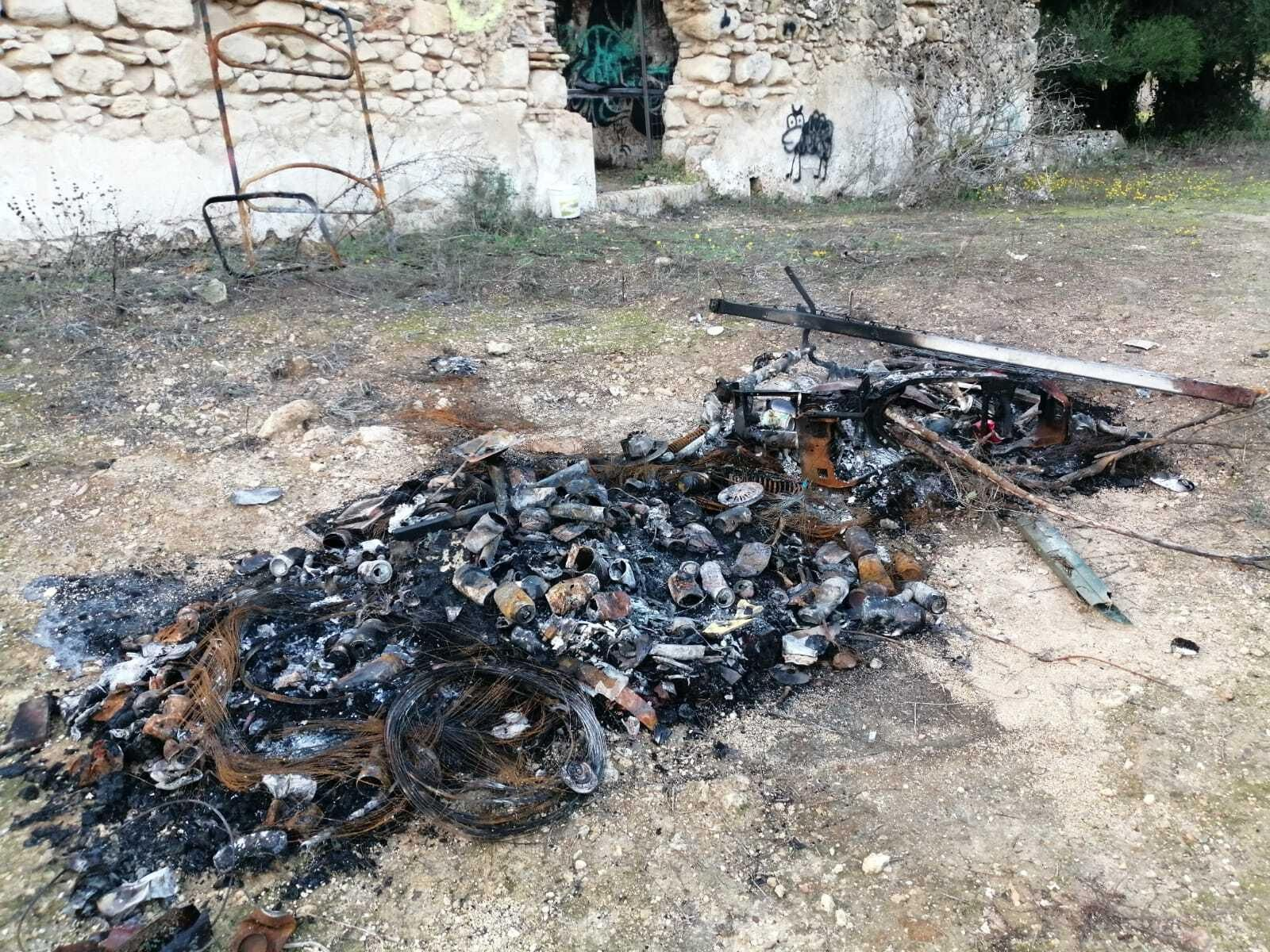 Basura acumulada junto a la antigua casa de campo del Rancho Linares.