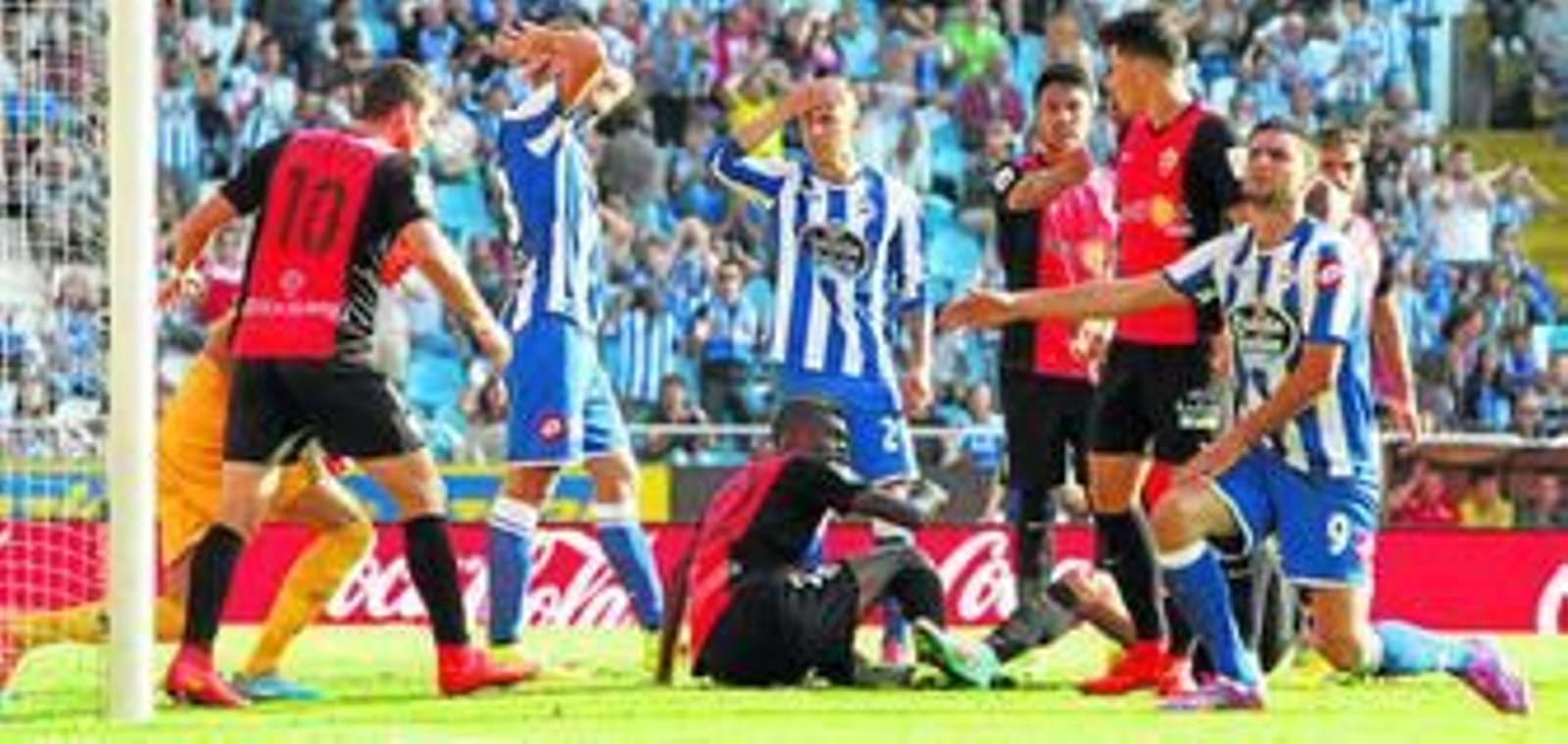 Los jugadores del Deportivo lamentan una ocasión fallada en el partido frente al Almería de la pasada jornada.