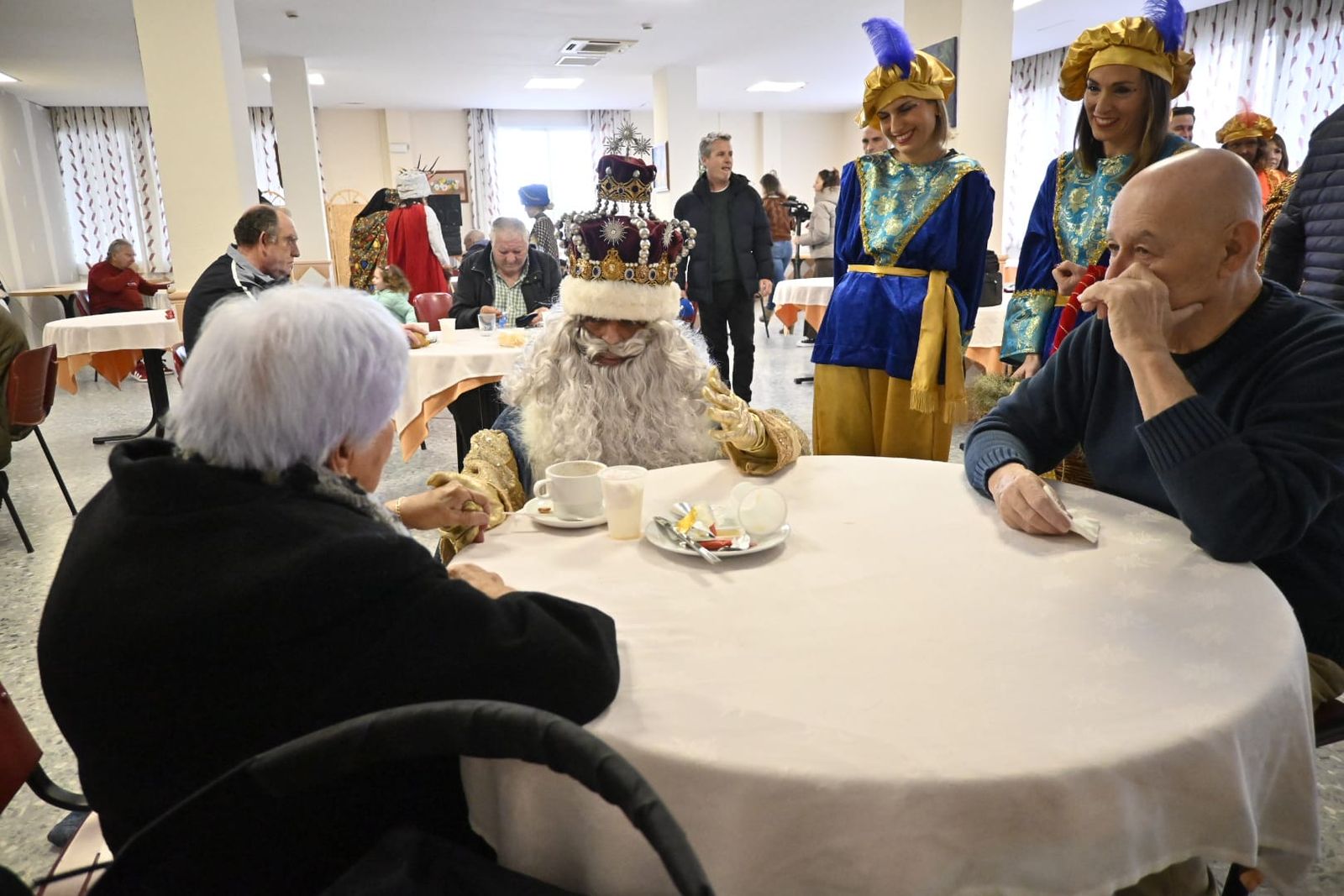 Las fotos más tiernas de la visita de los Reyes Magos a los ancianos de Huelva este 5 de enero