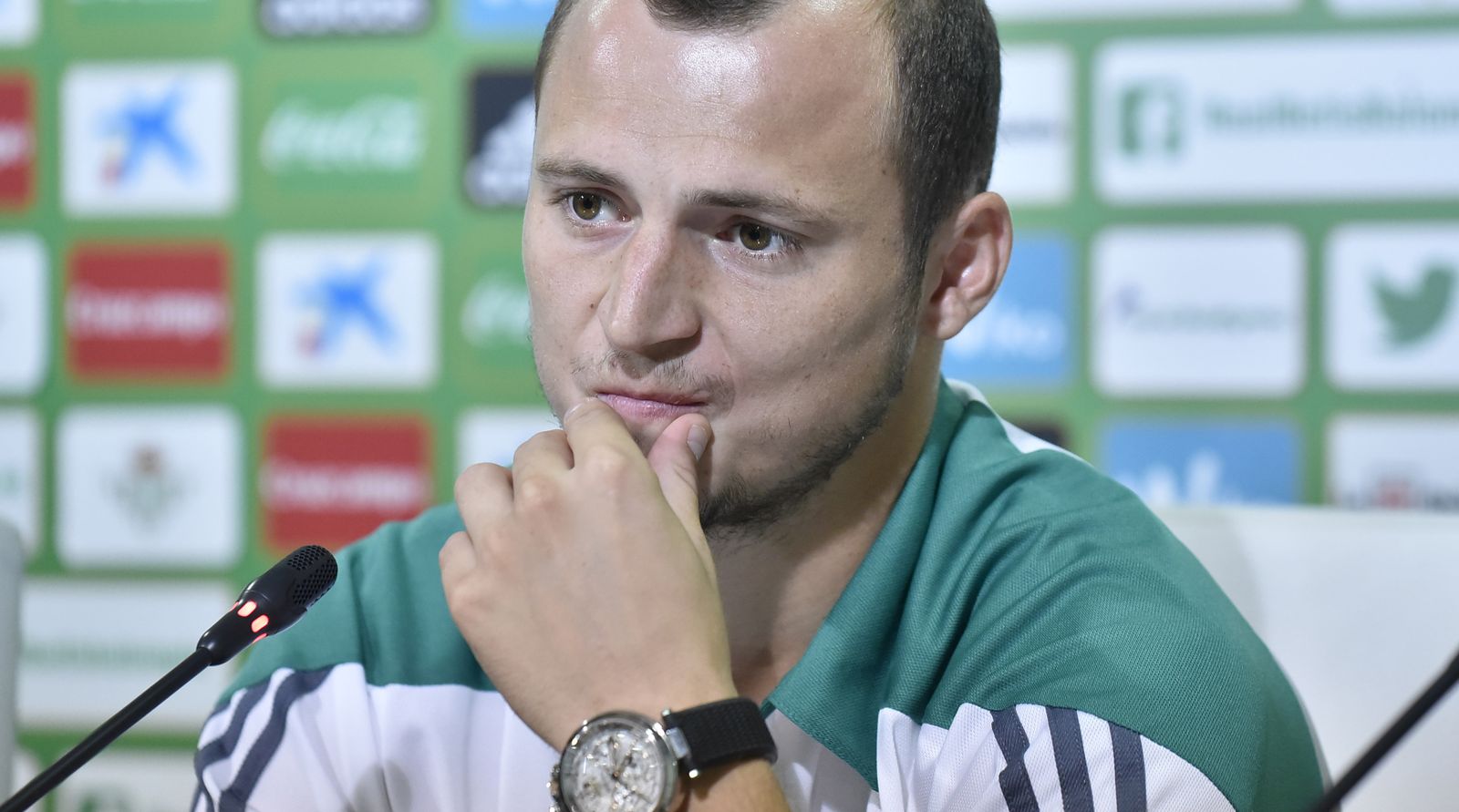 Zozulya, serio y pensativo, en un momento de su presentación como futbolista del Betis el pasado verano.