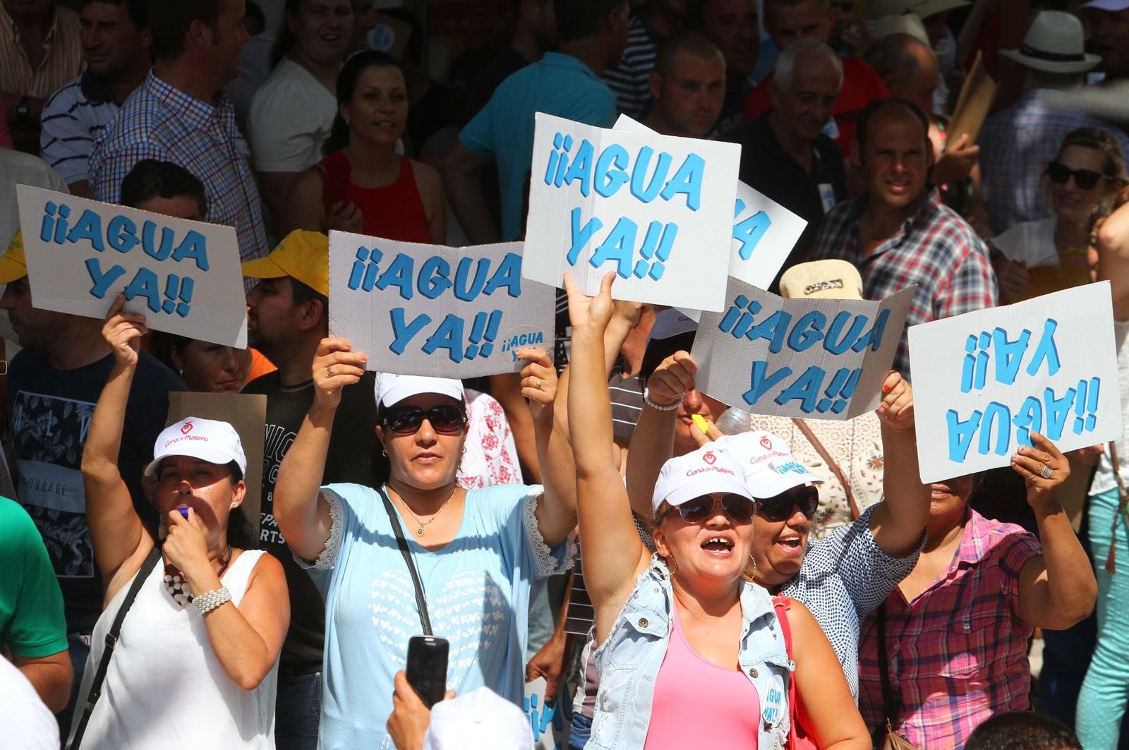 Imágenes de la manifestación para pedir agua y tierra para los regadíos del Condado.
