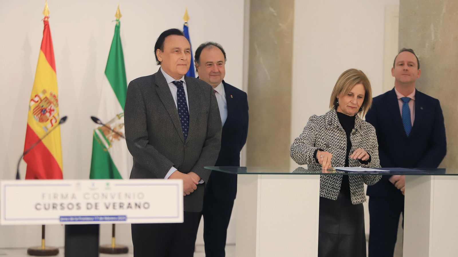 Un momento de la firma del convenio.