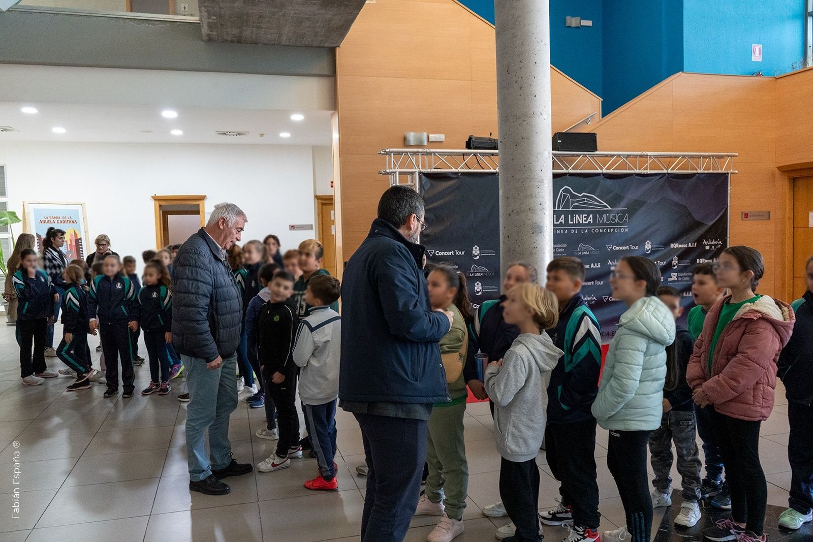 Juan Franco, Paco Mena y varios escolares en la inauguración de Cádiz 2030, este miércoles.