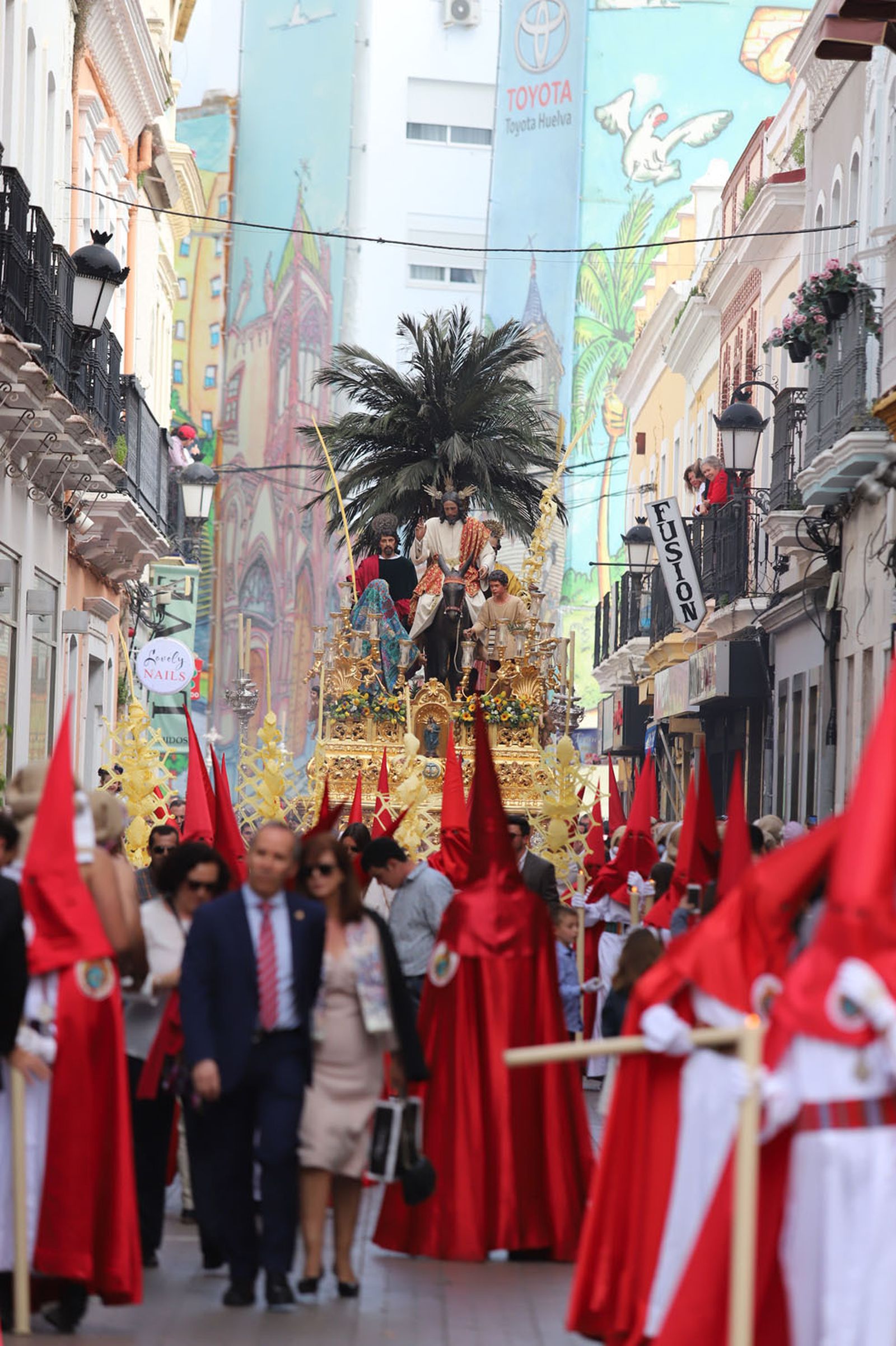 Imágenes del recorrido de la Borriquita  por las calles de Huelva