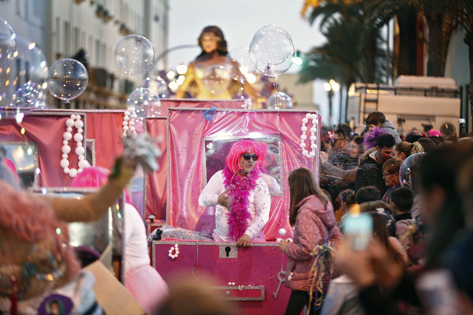 La cabalgata del humor, minutos después de iniciar su recorrido desde el colegio Santa Teresa, en La Caleta.