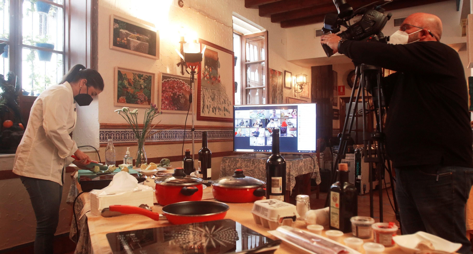 La chef Carmen María Sánchez, de Taberna Almodóvar, cocinando desde Taberna La Viuda.