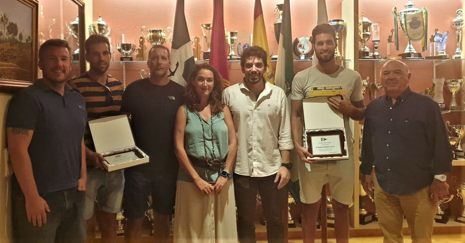 Jaime García y Jaime Canalejo, junto a los entrenadores y directivos del Náutico.