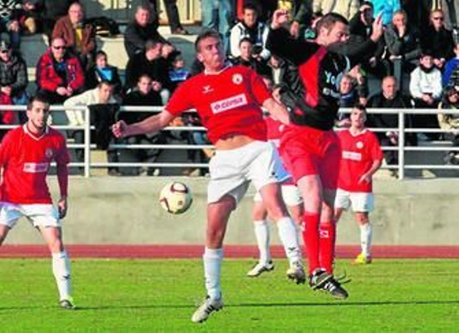 Samu se bate por el aire con Lolo Prado en el duelo ante el Racing Portuense.
