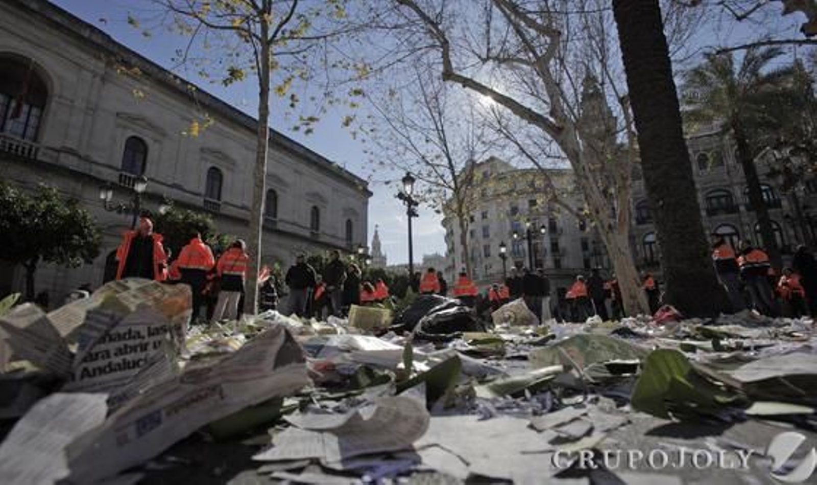Trabajadores de Lipasam se concentran en la Plaza Nueva.  Foto: Antonio Pizarro