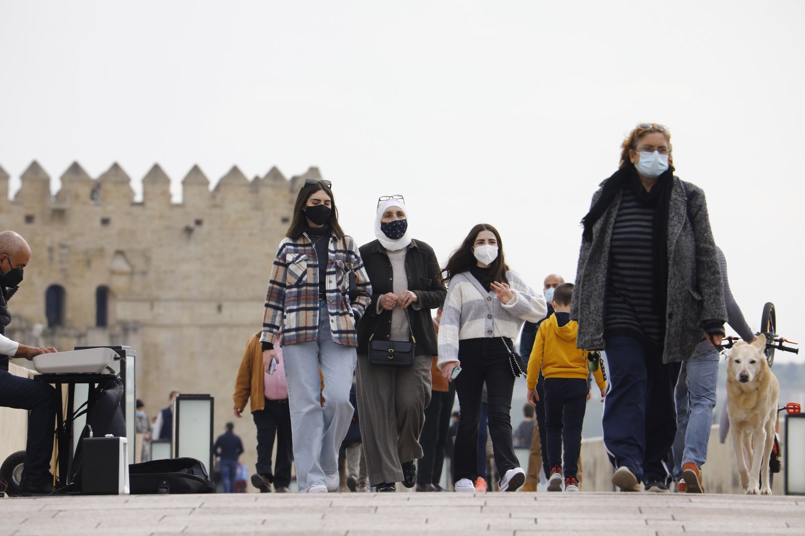 El buen tiempo llena las calles y terrazas en el primer día del Puente de Andalucía en Córdoba