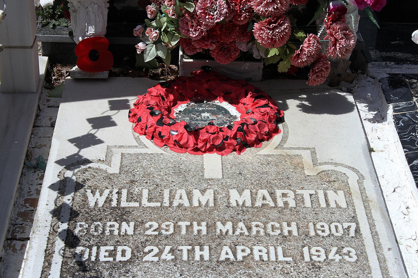 Lápida con los datos del mayor William Martin en la tumba del cementerio de La Soledad en la que fue enterrado el 2 de mayo de 1943.