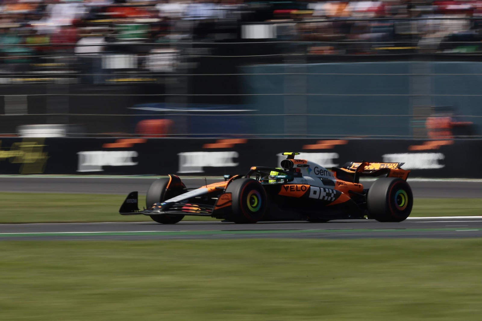 Lando Norris camino de ganar el GP de la Ciudad de México con su McLaren.