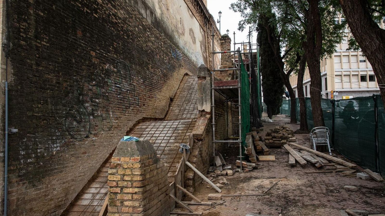 Obras de rehabilitación del muro San Pedro.