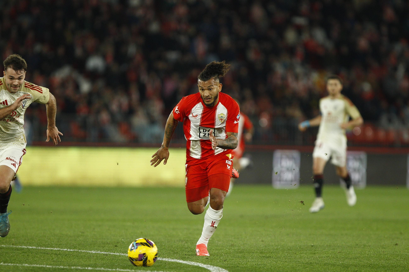 La U.D. Almería se impone por 1-0 al C.D. Mirandés y alcanza la segunda plaza, en imágenes