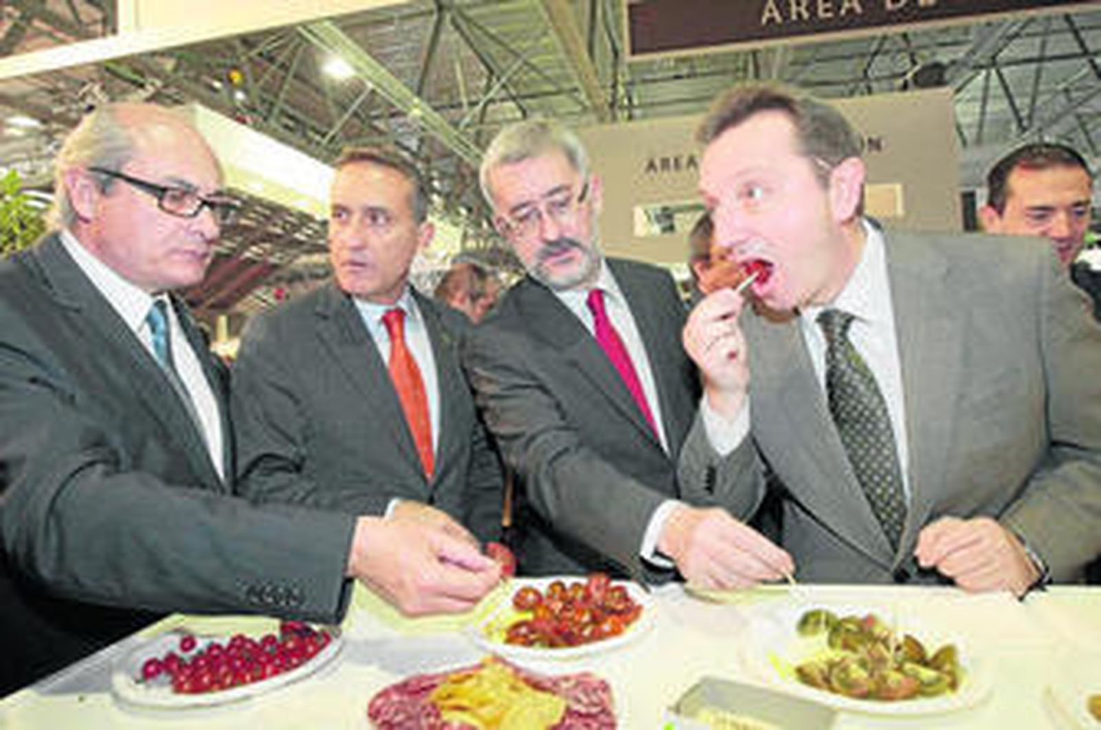 Juan García Cazorla, Miguel López, organizadores de la feria, junto a los consejeros Antonio Ávila y Manuel Recio.