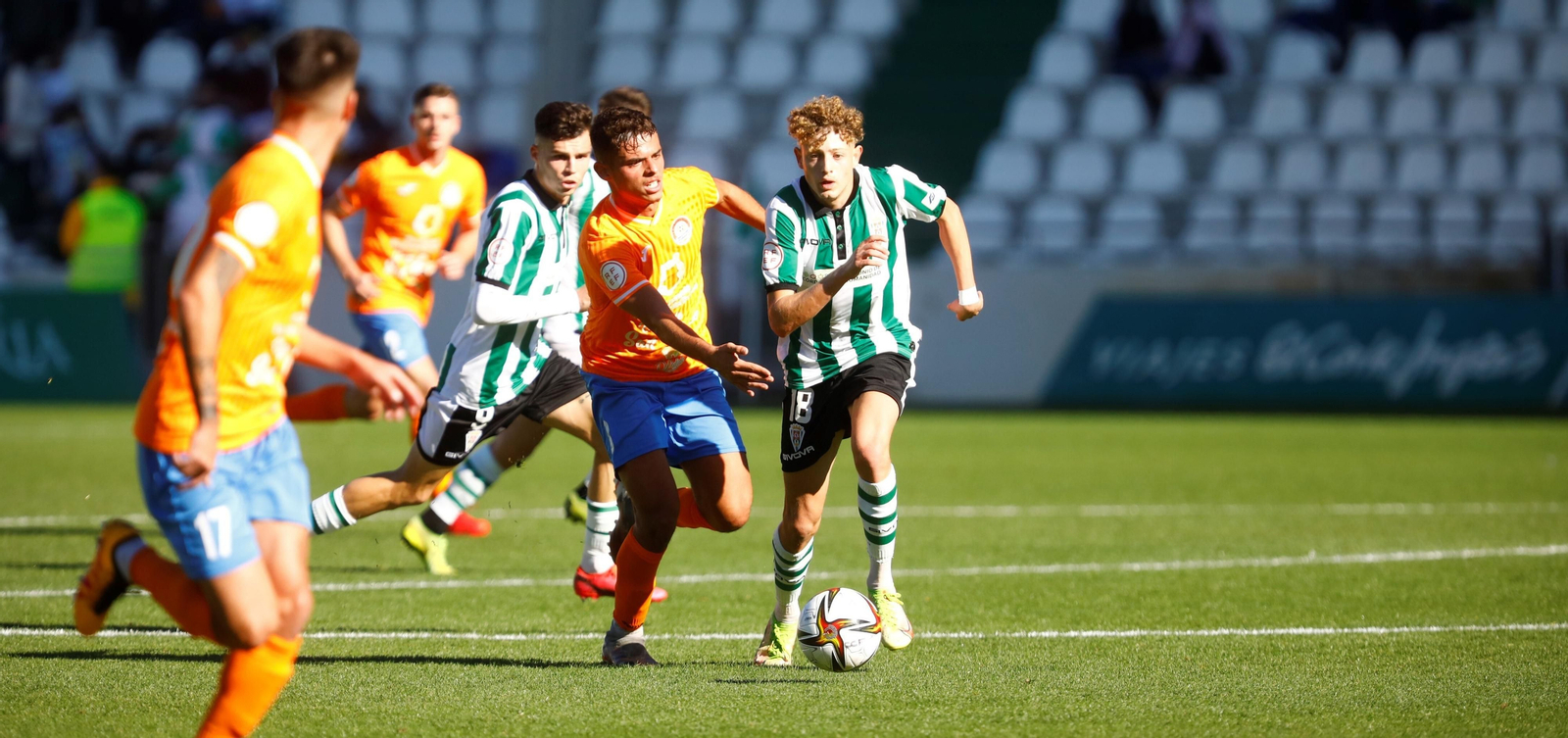 Simo intenta superar a un rival en el duelo ante el Panadería Pulido.