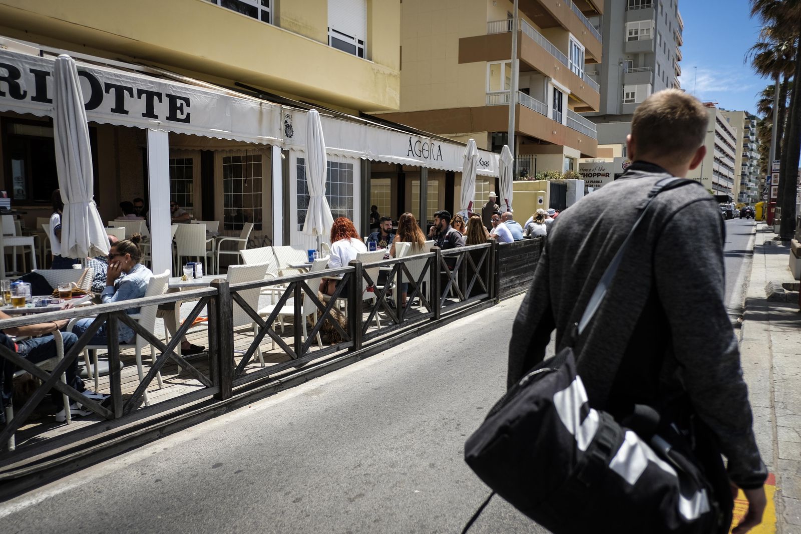 Una de las terrazas sobre plataforma de madera que se retirarán una vez peatonalizado el Paseo Marítimo.