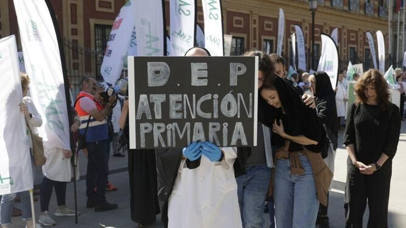 Una de las recientes protestas de los médicos de Atención Primaria ante el Palacio de San Telmo.