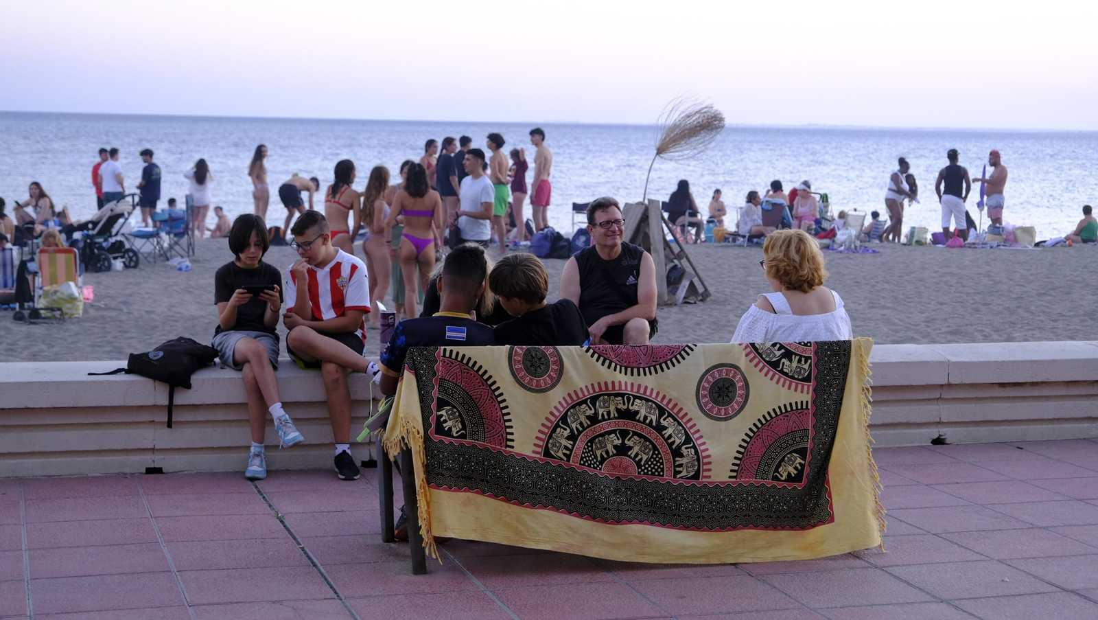 Imágenes de las hogueras de la Noche de San Juan en Almería capital