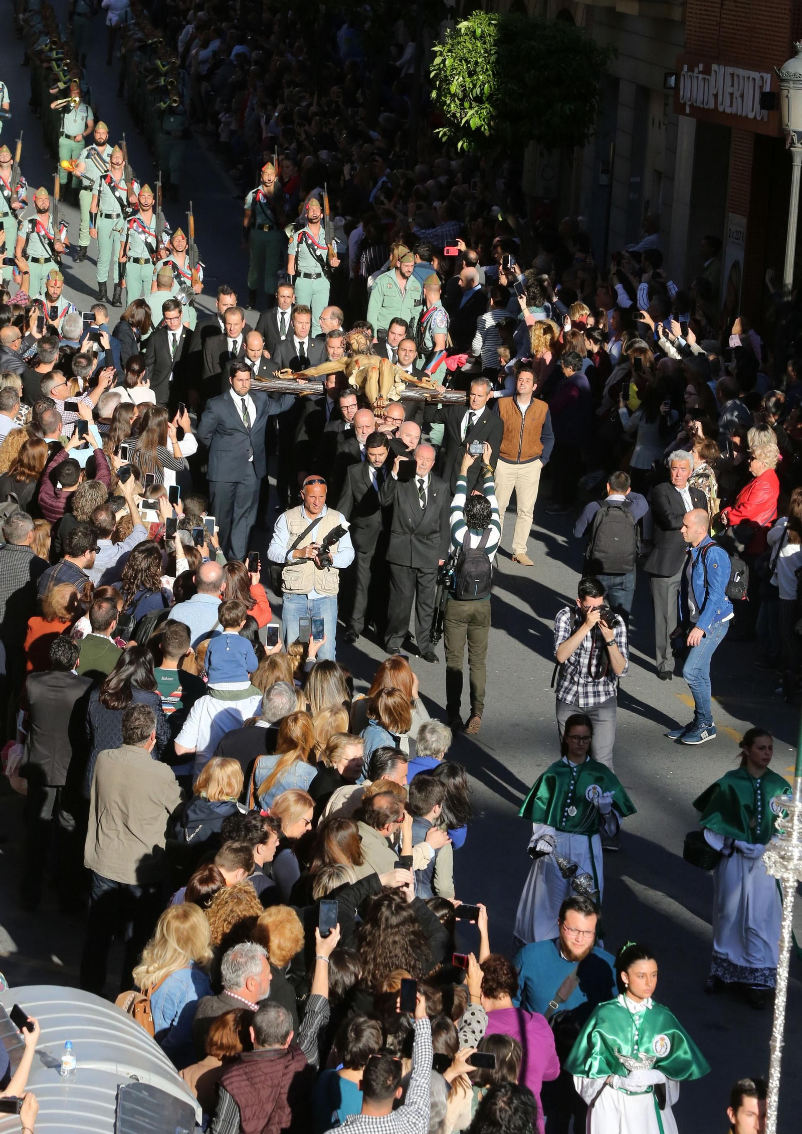 Ambiente  para recibir a la Legión en las calles de Huelva