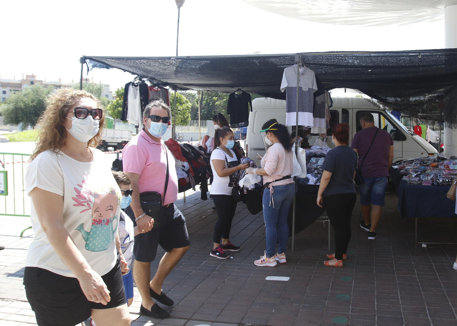 El regreso de los mercadillos de Córdoba tras la crisis del coronavirus, en fotos