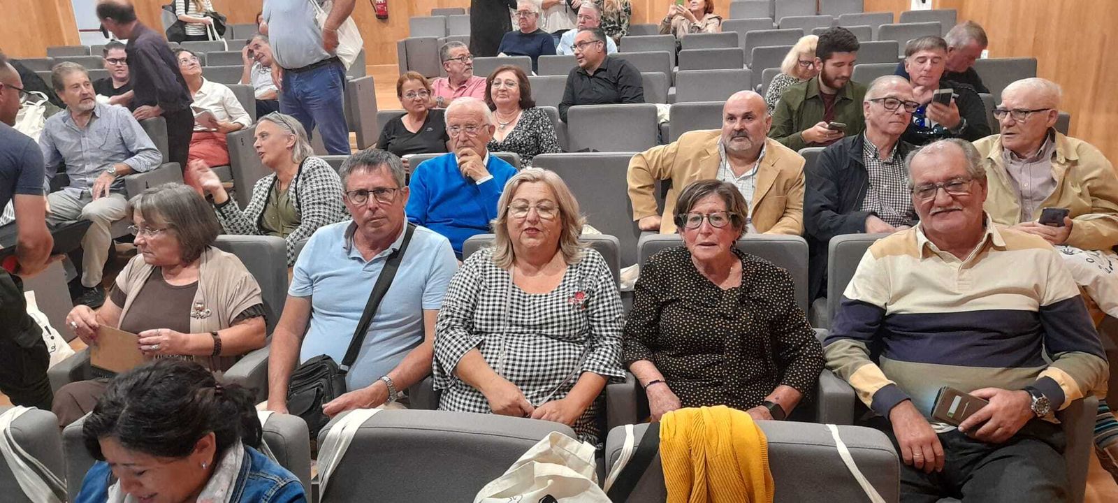 Miembros de la Flave, con Milagros Muñoz al  frente, en la Jornada Comarcal celebrada en Rota.