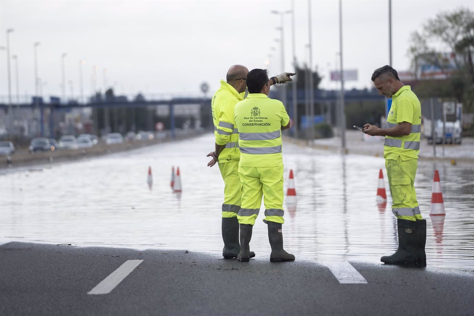 Imagen de archivo de una carretera cortada por inundaciones.